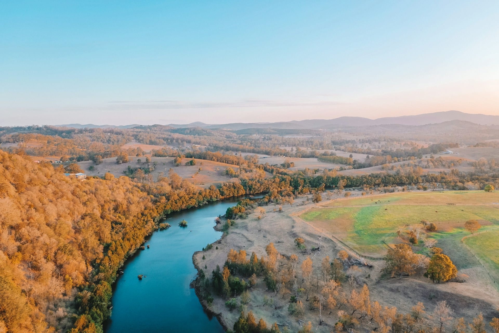 Luchtfoto van een rivier door een uitgestrekt landschap