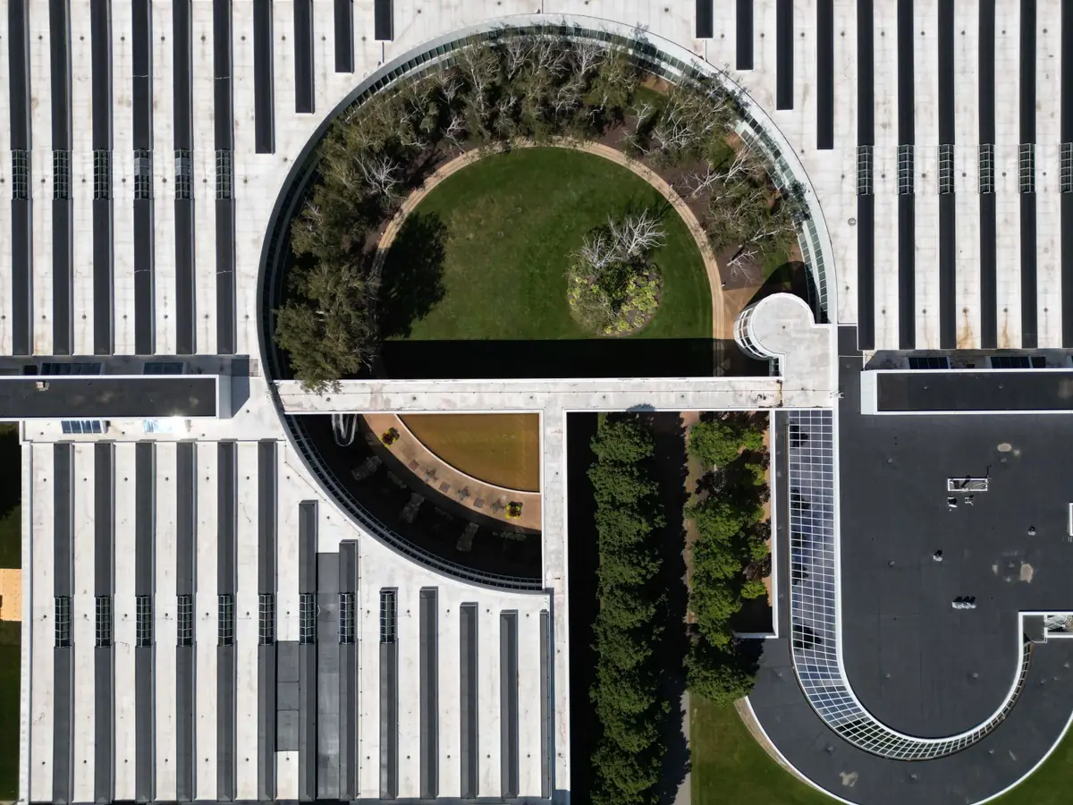 Luchtfoto van een gebouw met een begroeid dak