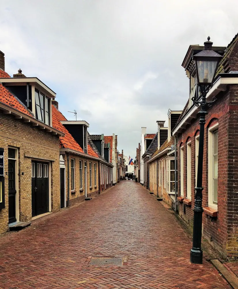 Een straat met traditionele bakstenen huizen in Nederland